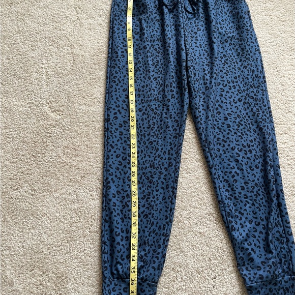 Jogger pant in a blue leopard print - Picture 2 of 4